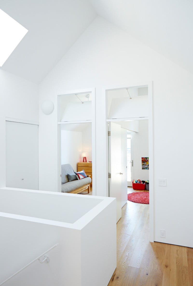 A two-metre-long motorized skylight and transom windows above bedroom doors boost airflow in the gable house