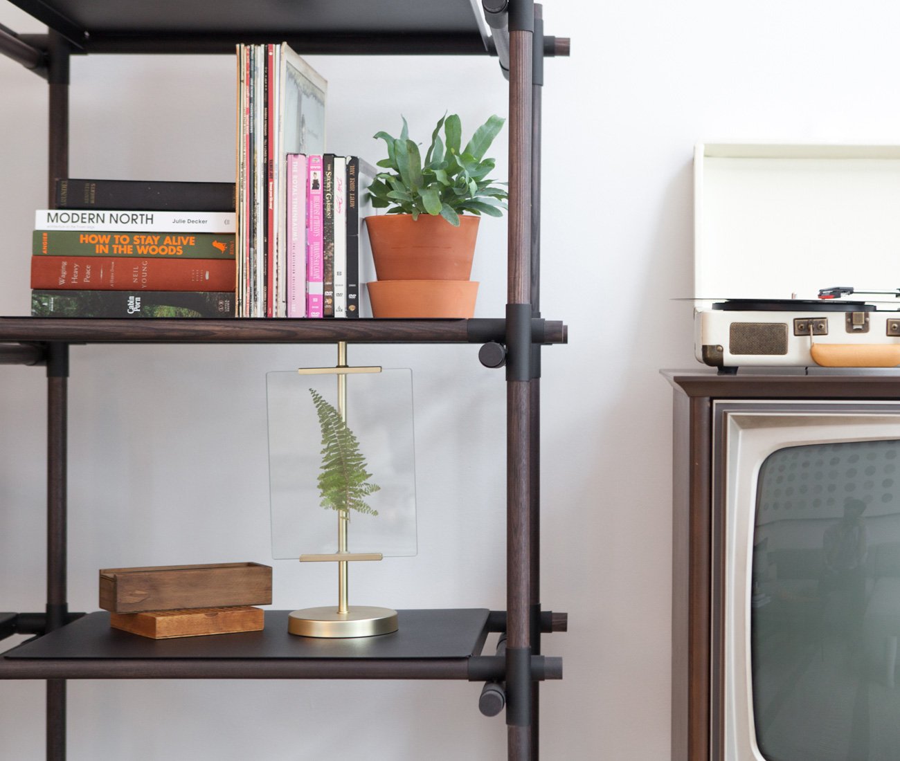 Menu’s modular Stick System shelving unit -Mjölk