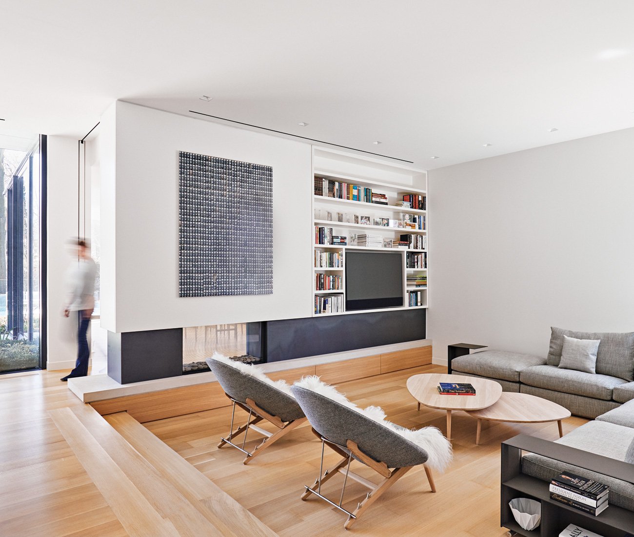 AKB ATELIER KASTELIC BUFFEY Minimalist Home Toronto Sunken living room with a two-sided Ortal fireplace, surrounded by hot-rolled steel, Minimalist Toronto home designed by AKB architects
