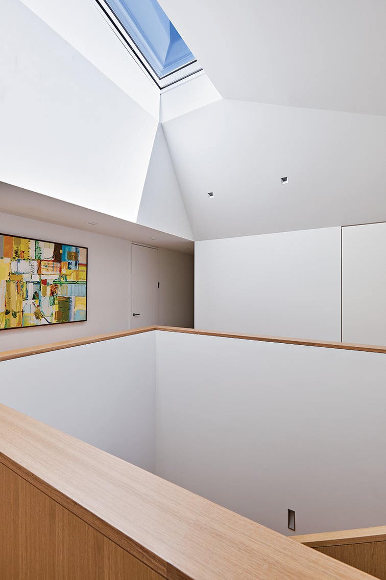 AKB ATELIER KASTELIC BUFFEY Minimalist Home Toronto The second-storey landing opens up to a skylight that reaches nearly six metres above the main floor, design by AKB Architects