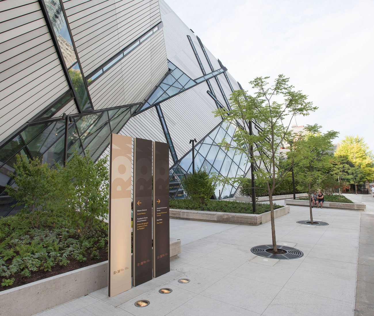 New public spaces in front the ROM Crystal